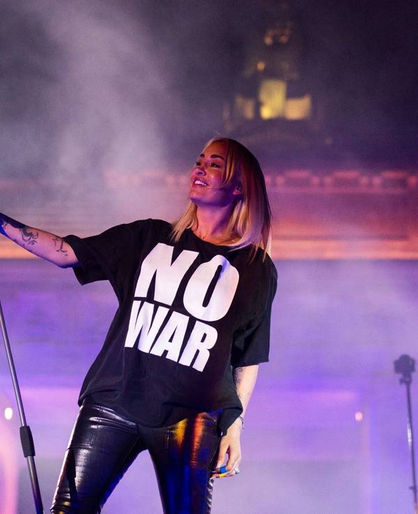 Sarah Connor singt bei der Solidaritätskundgebung "Sound of Peace" am Brandenburger Tor auf der Bühne.
