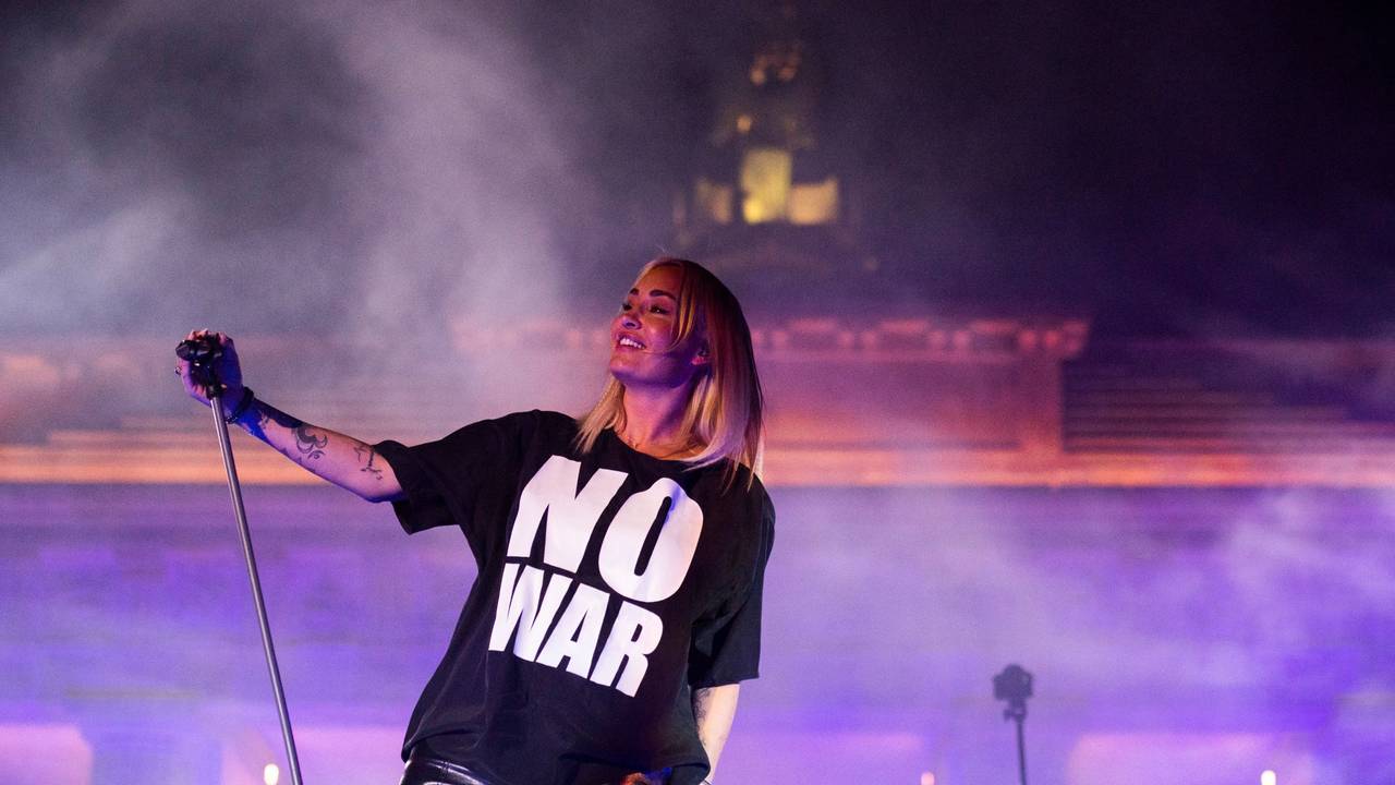 Sarah Connor singt bei der Solidaritätskundgebung "Sound of Peace" am Brandenburger Tor auf der Bühne.