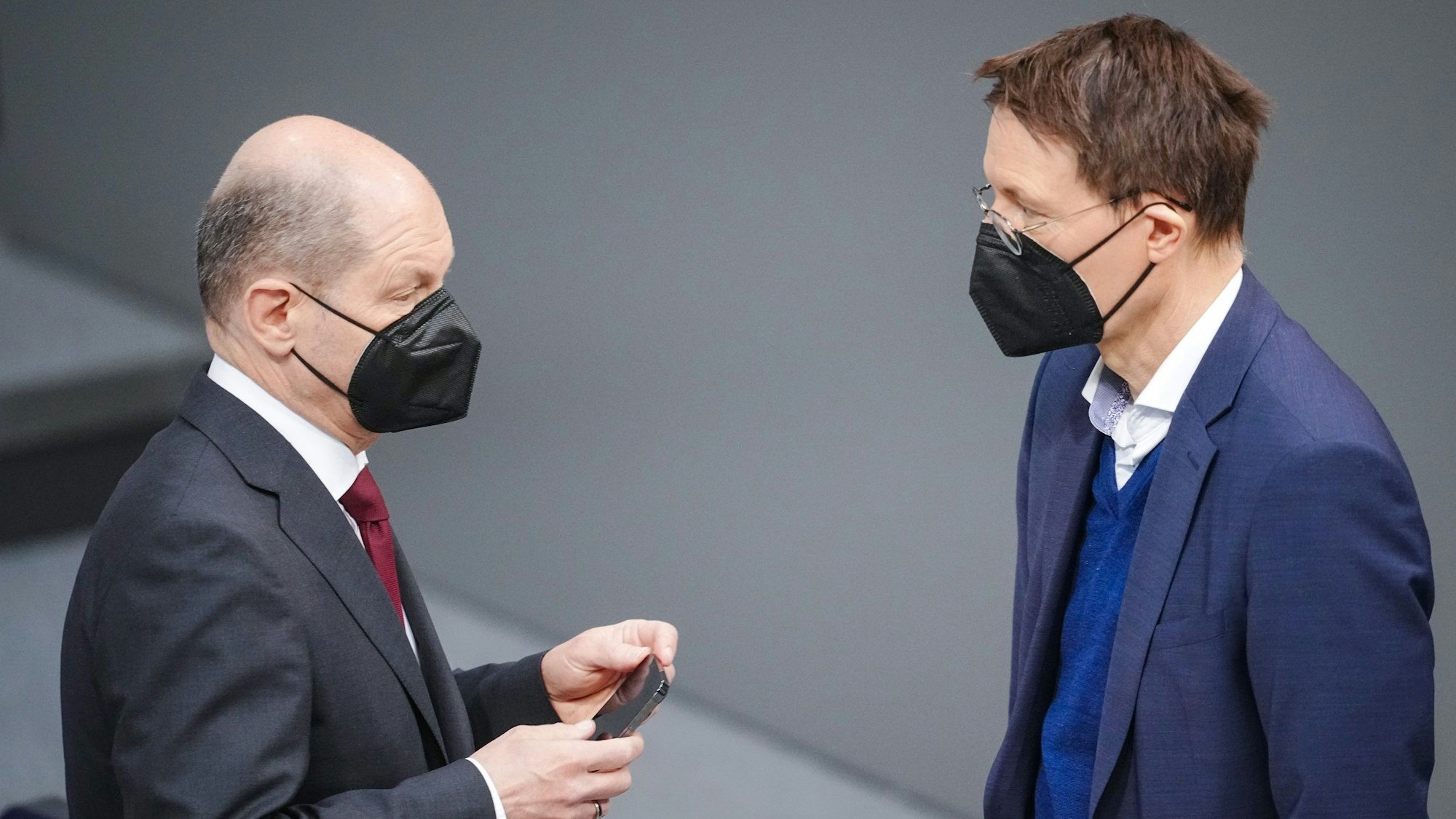 Karl Lauterbach (l, SPD), Bundesminister für Gesundheit, und Bundeskanzler Olaf Scholz (SPD) nehmen an der Sitzung des Bundestags teil. Der Bundestag stimmte in seiner heutigen Sitzung über eine Impfpflicht gegen das Coronavirus ab.