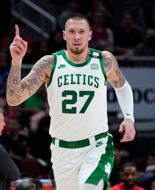 Der Center der Boston Celtics, Daniel Theis, feiert nach einem 3-Punkte-Korb.