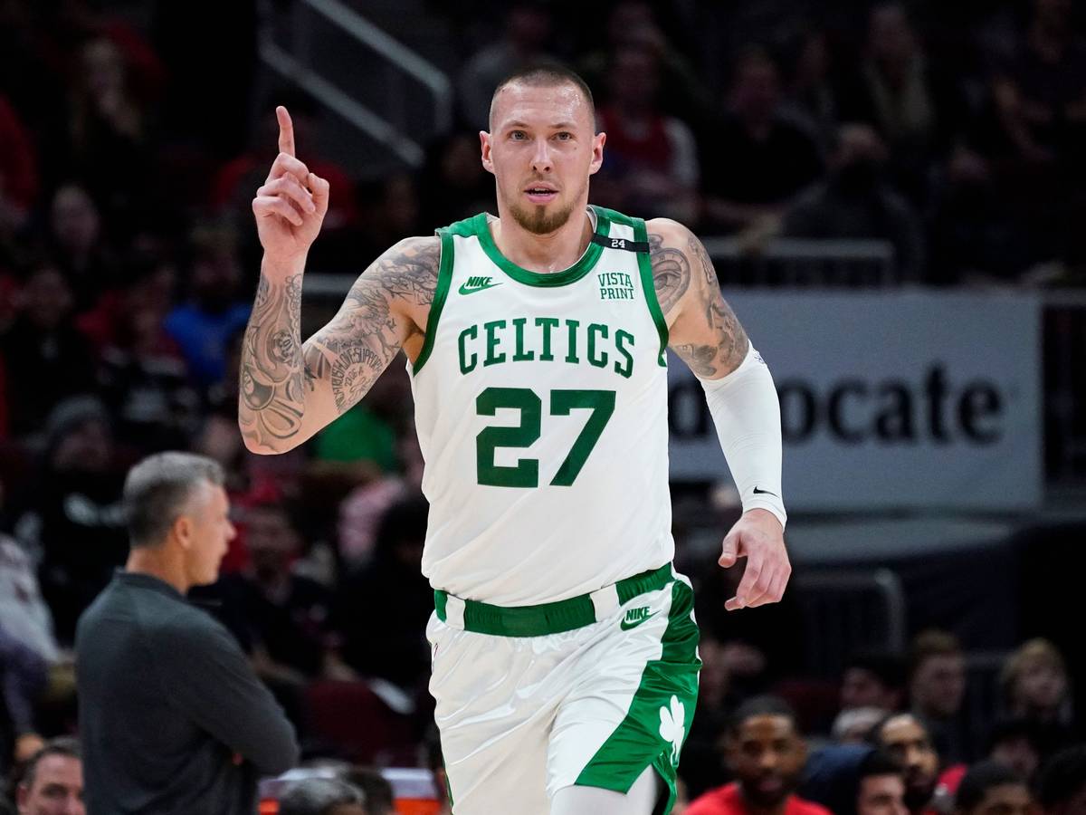 Der Center der Boston Celtics, Daniel Theis, feiert nach einem 3-Punkte-Korb.