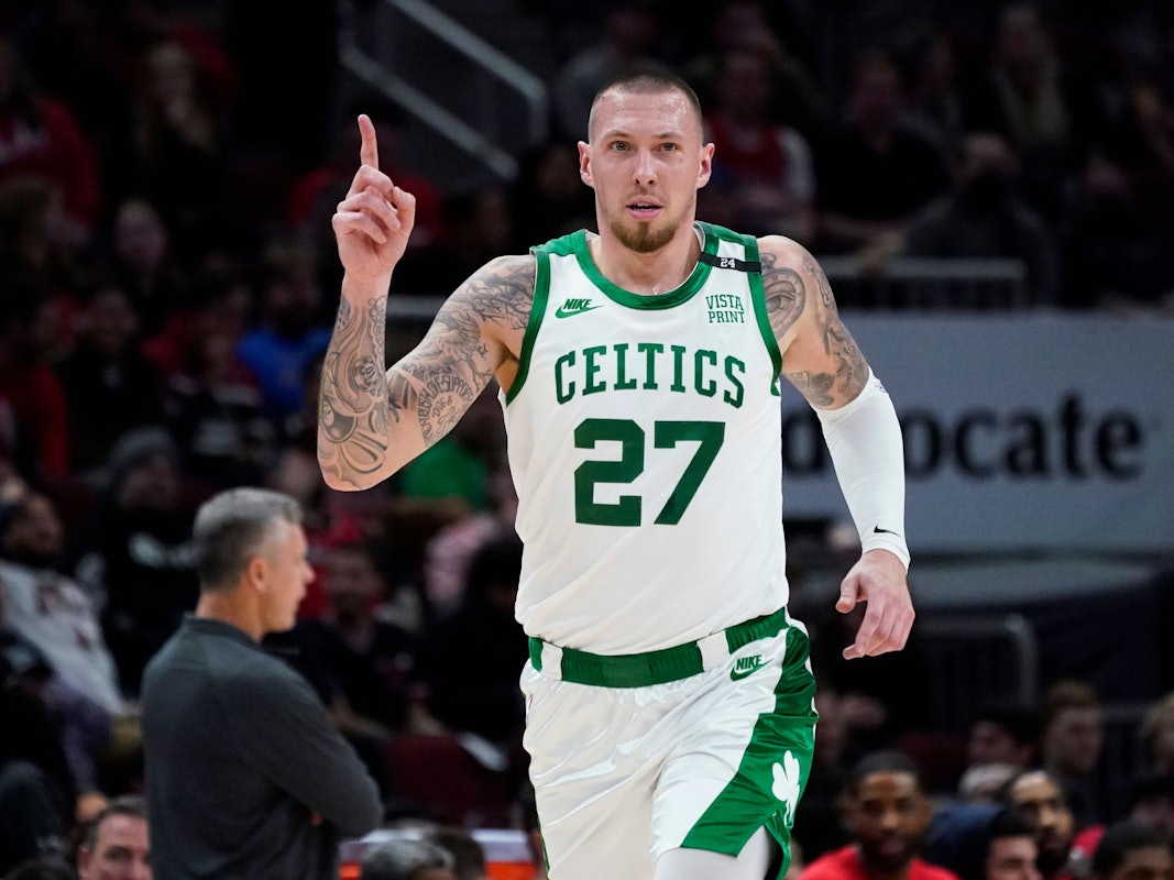 Der Center der Boston Celtics, Daniel Theis, feiert nach einem 3-Punkte-Korb.