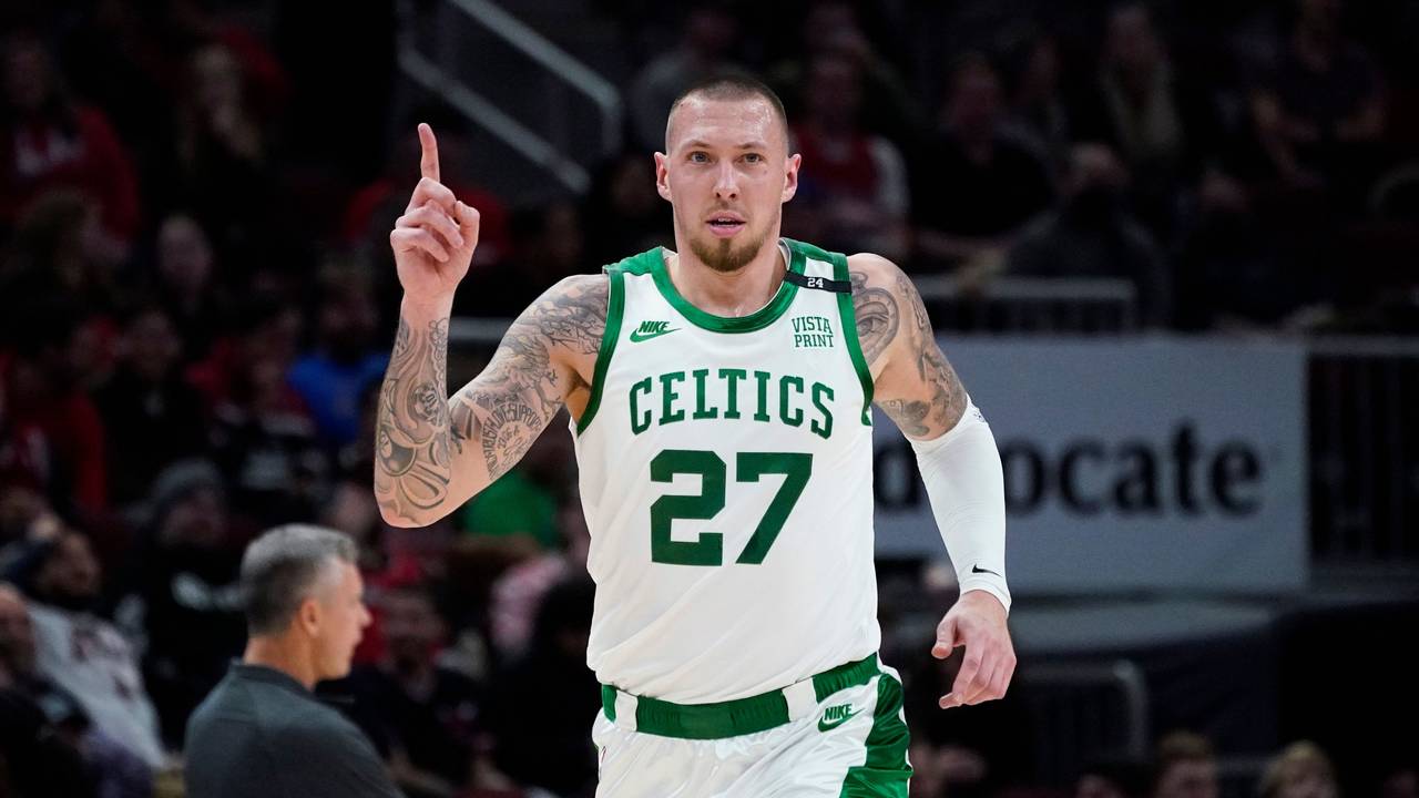 Der Center der Boston Celtics, Daniel Theis, feiert nach einem 3-Punkte-Korb.