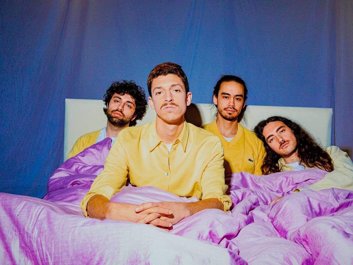 Die Bandmitglieder von Tigermilch posieren im Bett. Mit ihrem eigenen, speziellen Stil erobern die Kölner die Musikwelt.