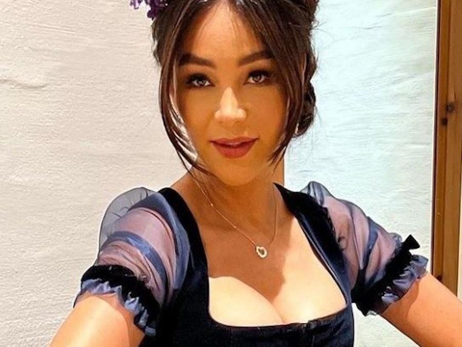 Verona Pooth fliegt für Instagram-Post das Röckchen ihres Kleidchen hoch, ihre Follower sind begeistert. Das Foto hat sie am 26. März 2022 auf Instagram gepostet.