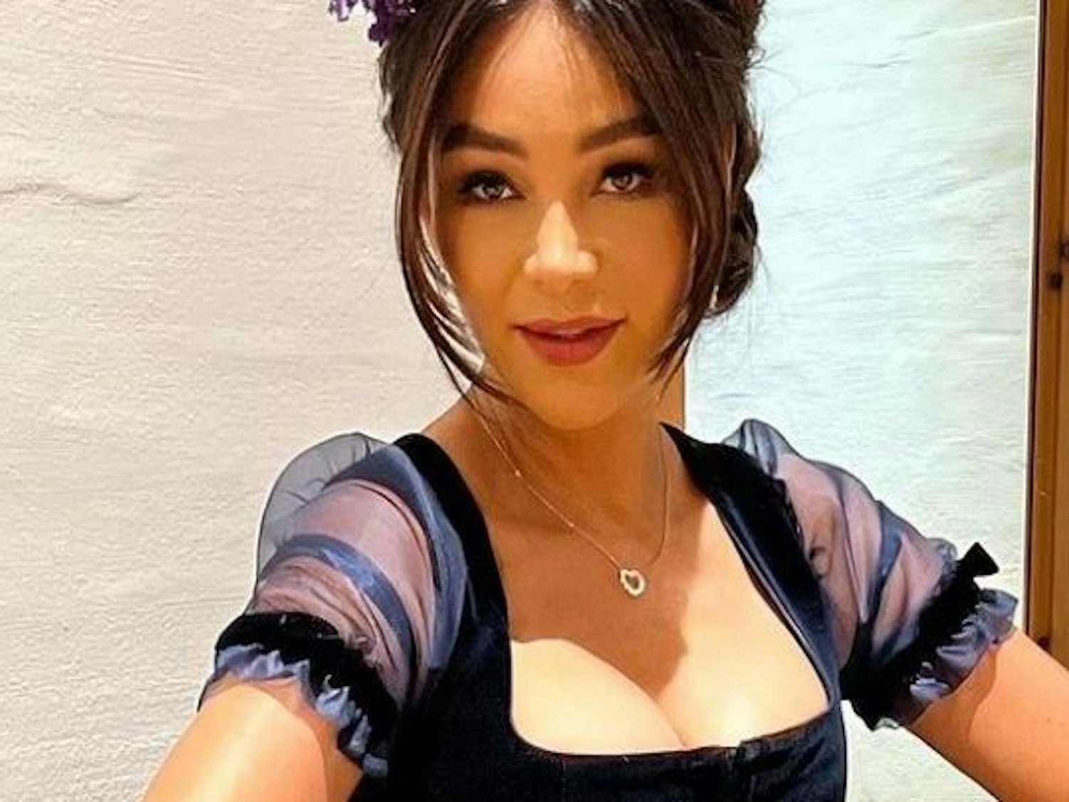 Verona Pooth schaut auf einem Instagram-Selfie in die Kamera.