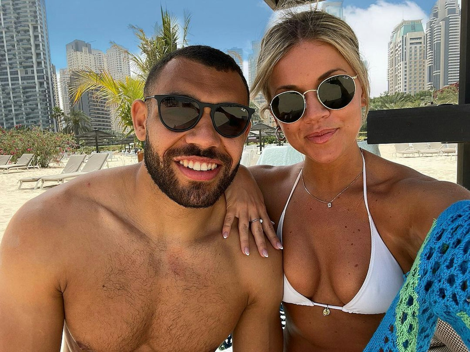 Hollie Shearer und Joe Marchant posieren gemeinsam für ein Selfie im Urlaub in Dubai.