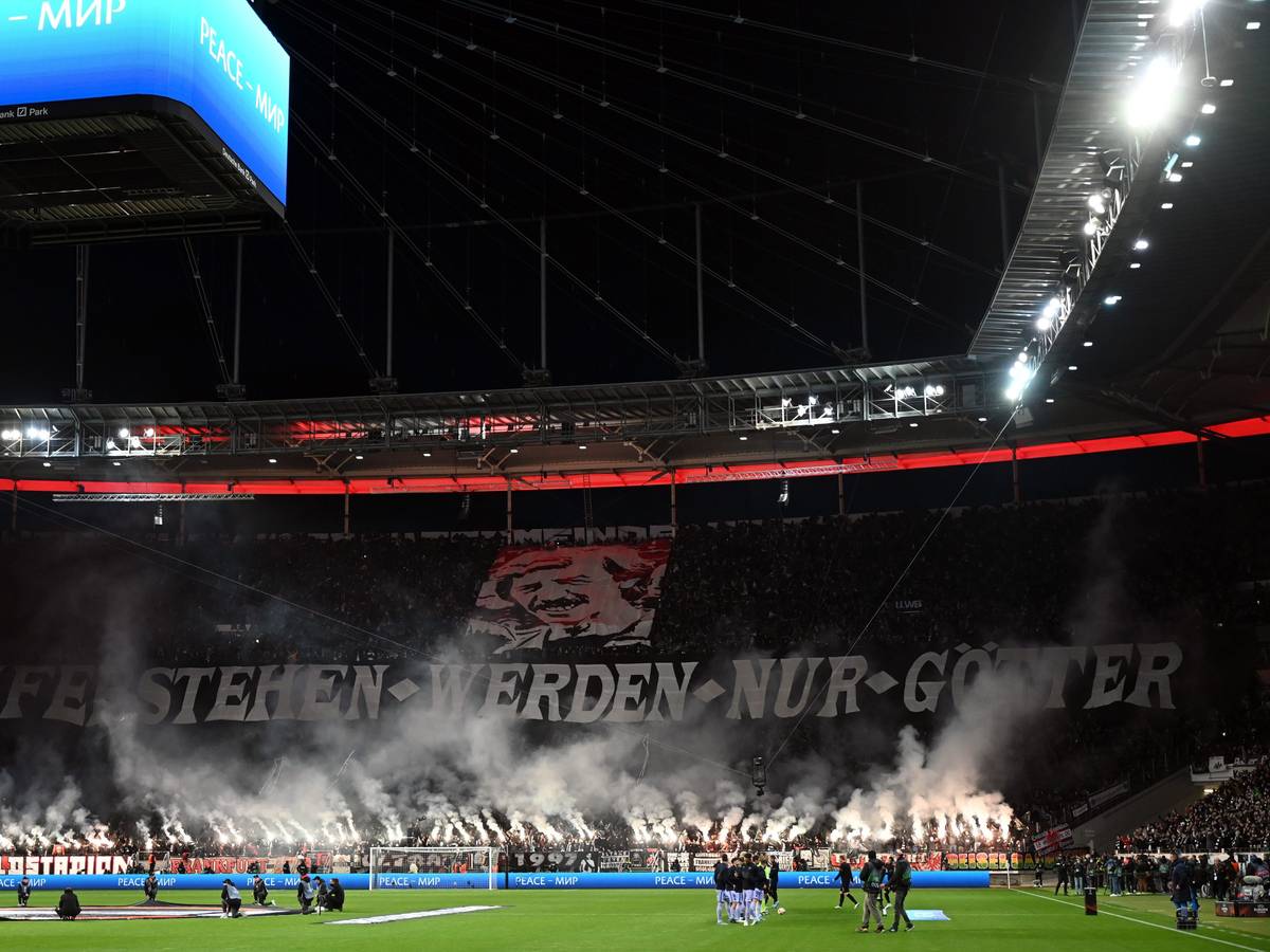 Fans von Eintracht Frankfurt zeigen gegen Eintracht Frankfurt eine Choreo.