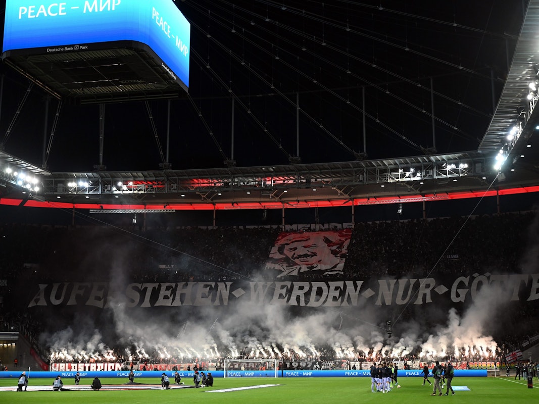 Fans von Eintracht Frankfurt zeigen gegen Eintracht Frankfurt eine Choreo.
