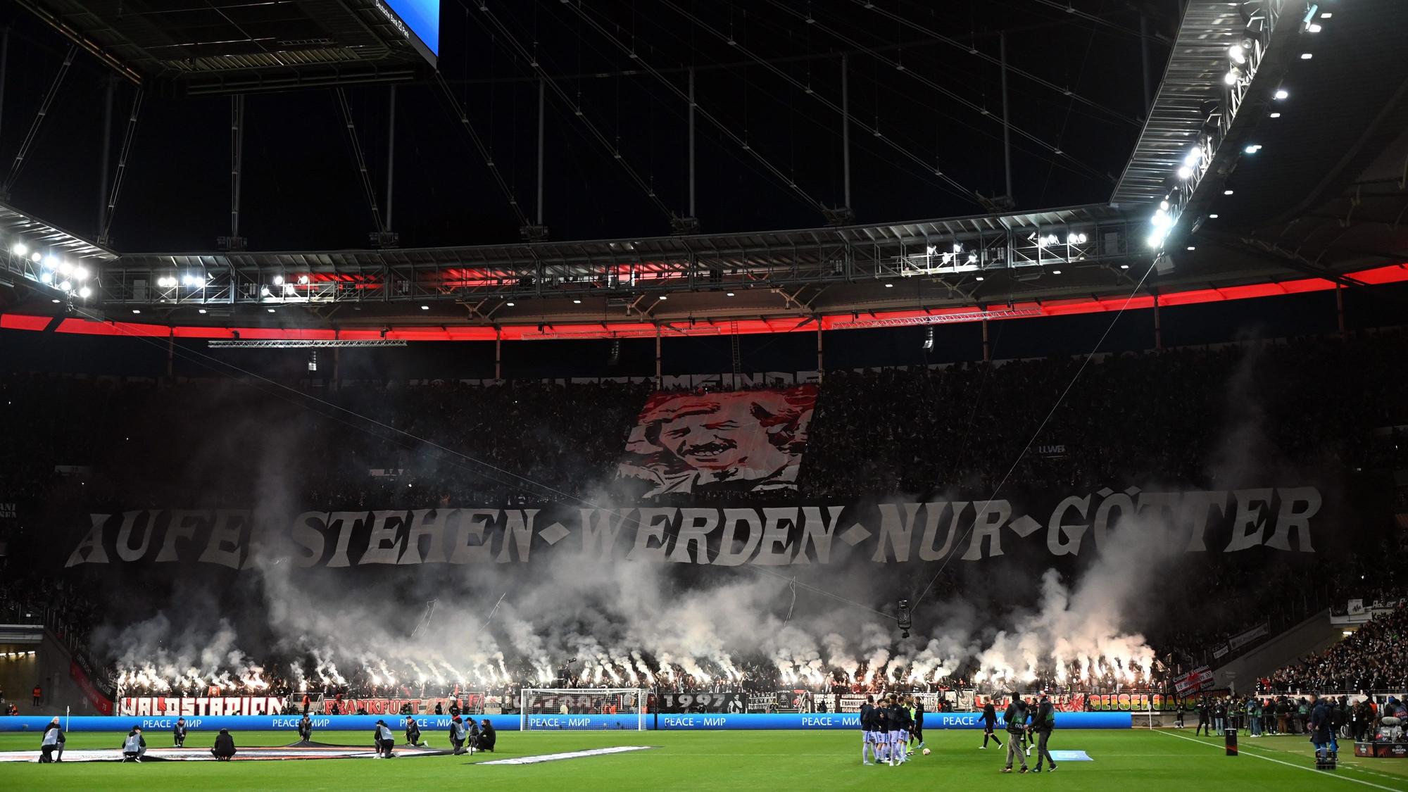 Fans von Eintracht Frankfurt zeigen gegen Eintracht Frankfurt eine Choreo.