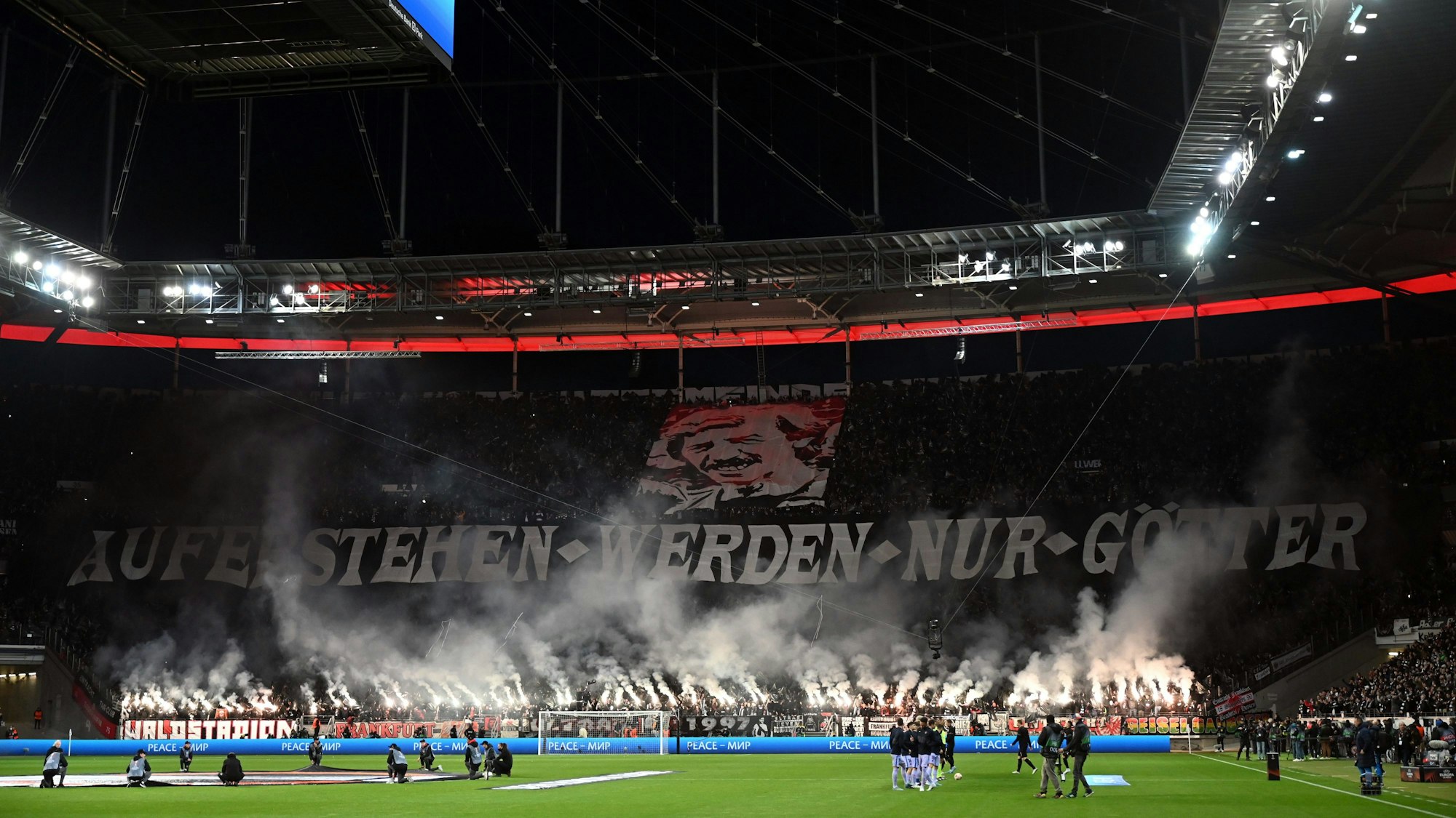 Fans von Eintracht Frankfurt zeigen gegen Eintracht Frankfurt eine Choreo.