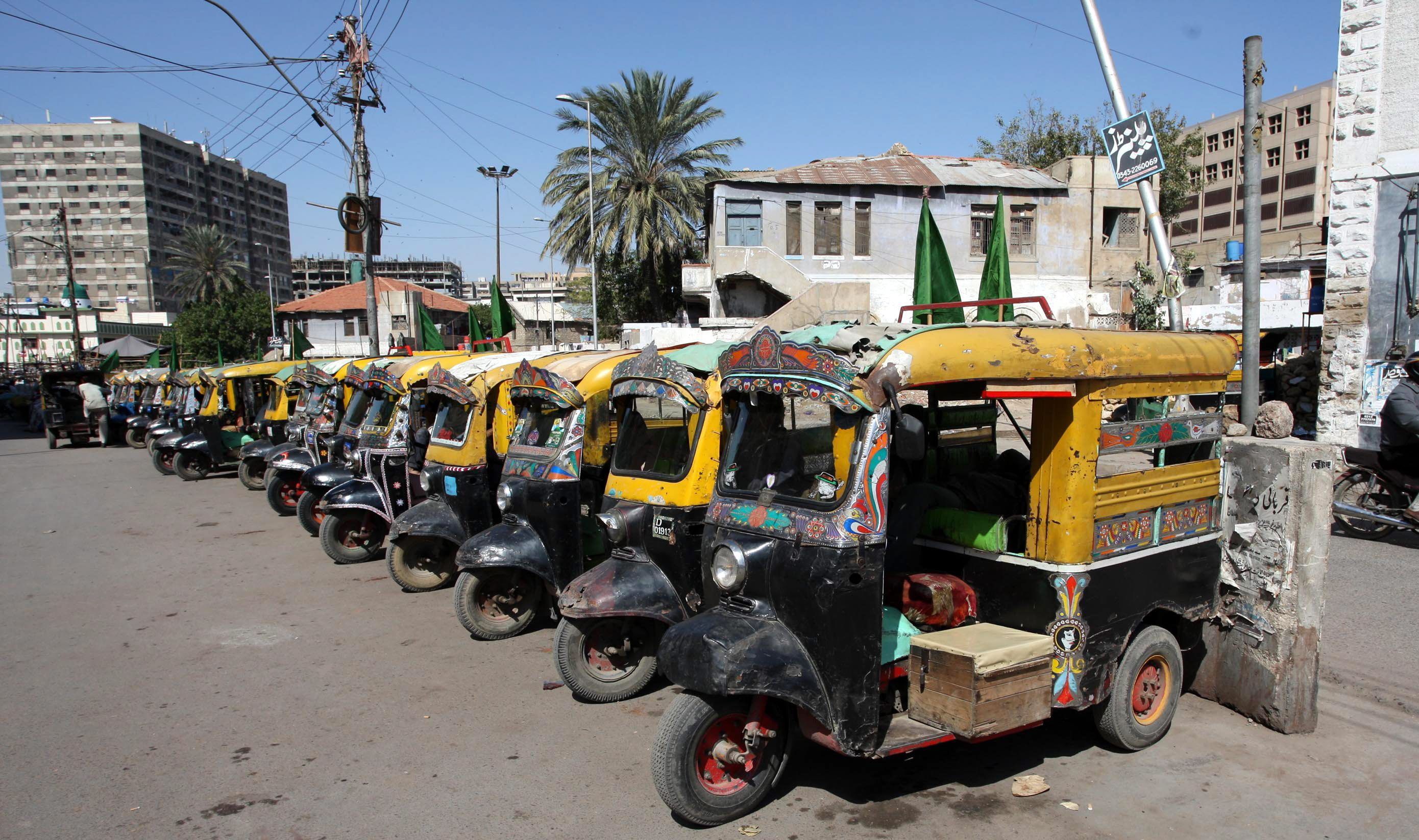 Mehrere Rikscha-Taxis stehen in Pakistan auf einer Straße geparkt hintereinander. Das Foto wurde am 08.02.2013 in Karachi (Pakistan) aufgenommen.