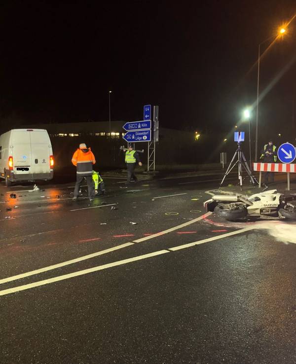 Die Polizei sichert nach dem tödlichen Unfall am Berliner Ring Spuren am Unfallort.