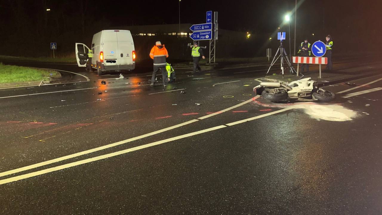 Die Polizei sichert nach dem tödlichen Unfall am Berliner Ring Spuren am Unfallort.