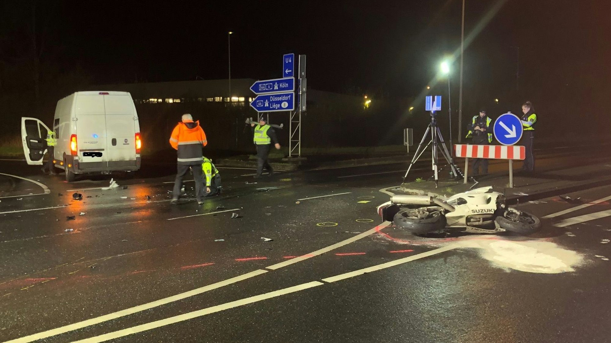 Die Polizei sichert nach dem tödlichen Unfall am Berliner Ring Spuren am Unfallort.