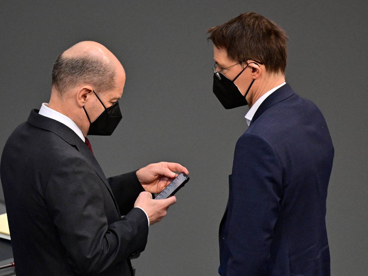Olaf Scholz und Karl Lauterbach warten am 7.4.2022 im Bundestag auf das Ergebnis der Abstimmung über die Impfpflicht.