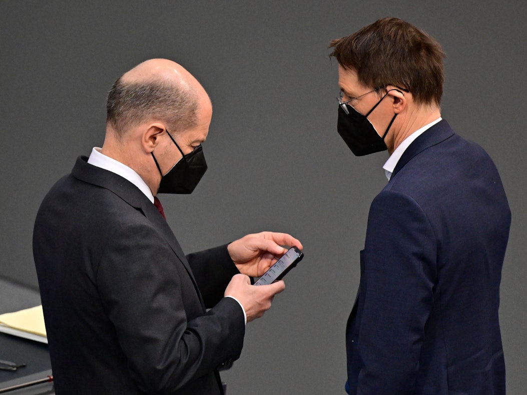 Olaf Scholz und Karl Lauterbach warten am 7.4.2022 im Bundestag auf das Ergebnis der Abstimmung über die Impfpflicht.