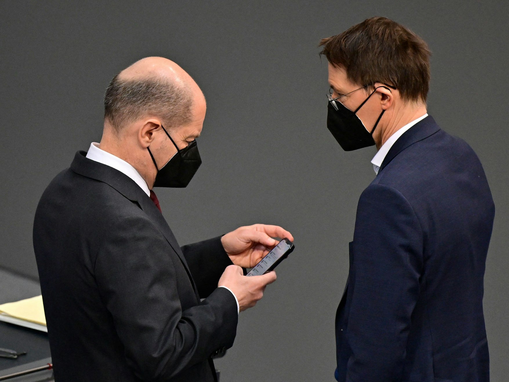 Olaf Scholz und Karl Lauterbach warten am 7.4.2022 im Bundestag auf das Ergebnis der Abstimmung über die Impfpflicht.