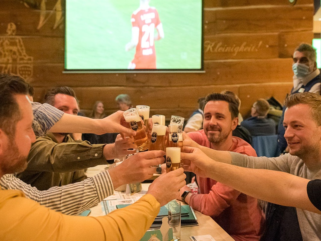 Eine Gruppe von Männern stößt mit Bier an.