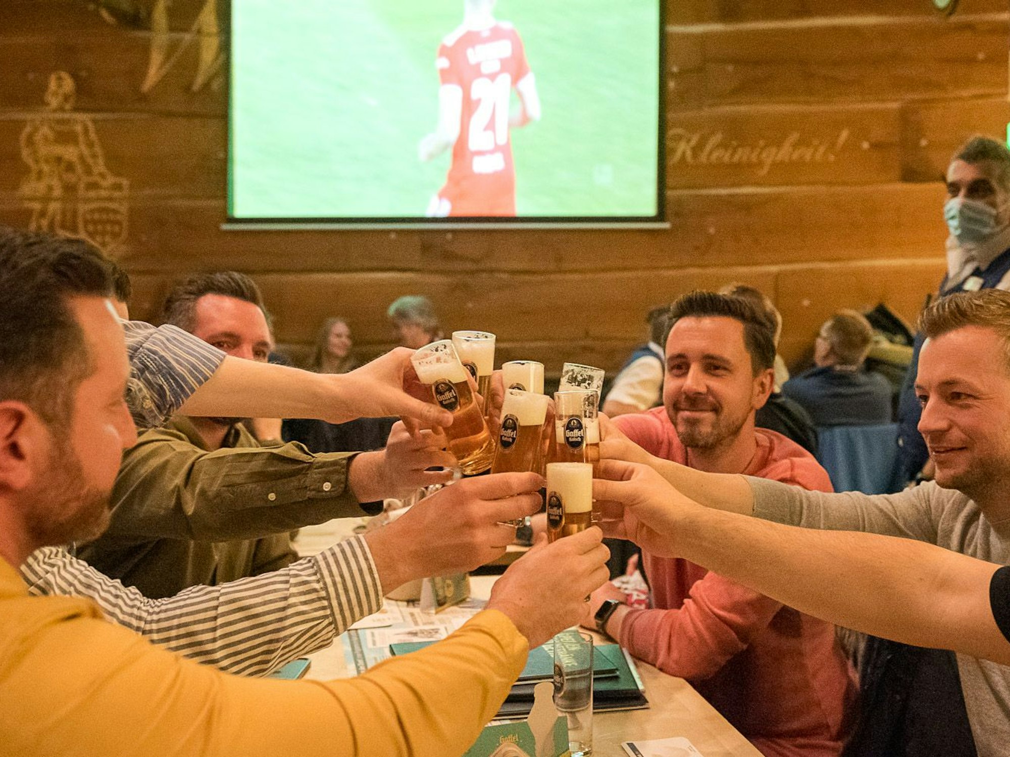 Eine Gruppe von Männern stößt mit Bier an.