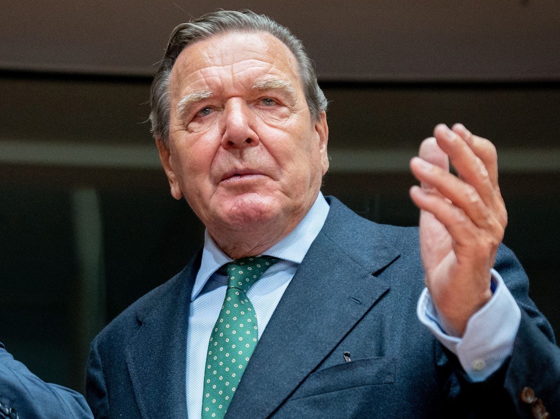 Gerhard Schröder gestikuliert bei einem Auftritt in Berlin