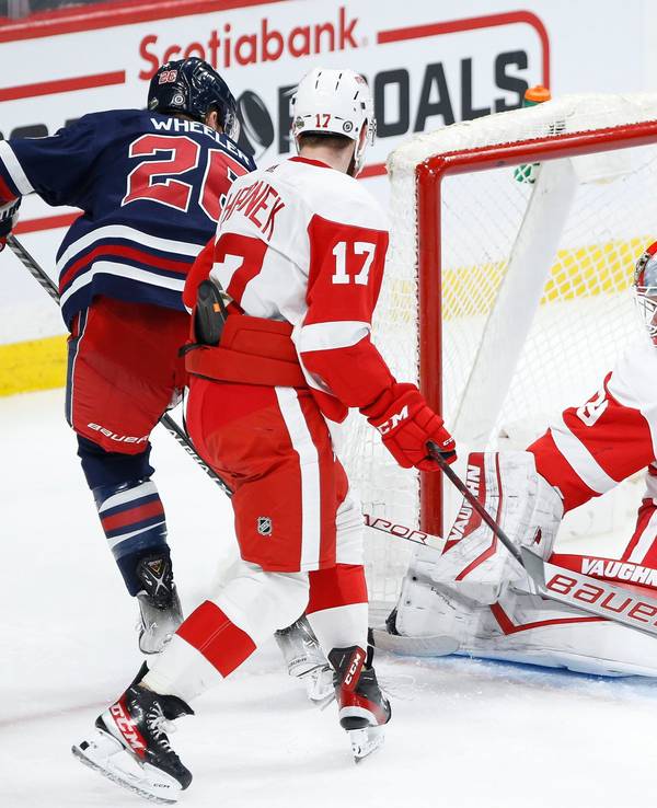 Thomas Greiss hält den Puck, den Jets-Spieler Blake Wheeler aufs Tor bringt.