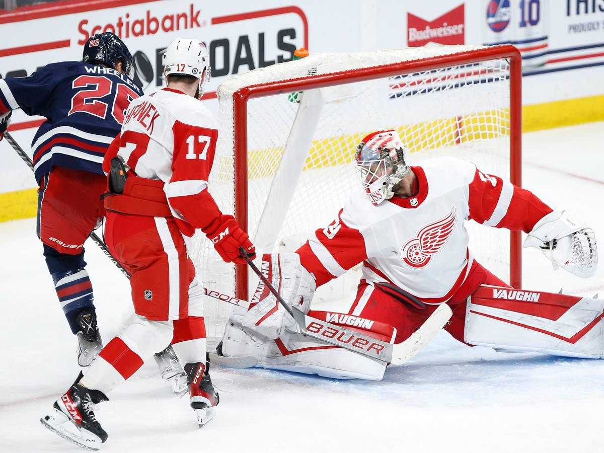 Thomas Greiss hält den Puck, den Jets-Spieler Blake Wheeler aufs Tor bringt.