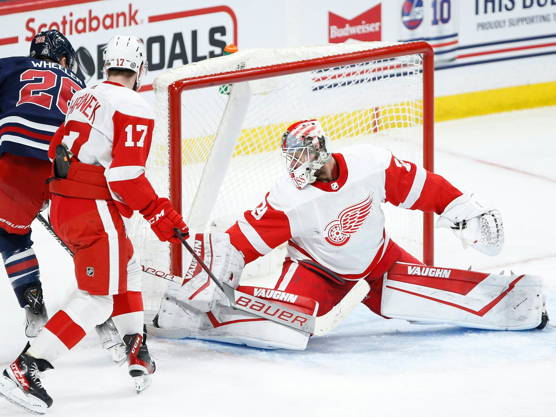 Thomas Greiss hält den Puck, den Jets-Spieler Blake Wheeler aufs Tor bringt.