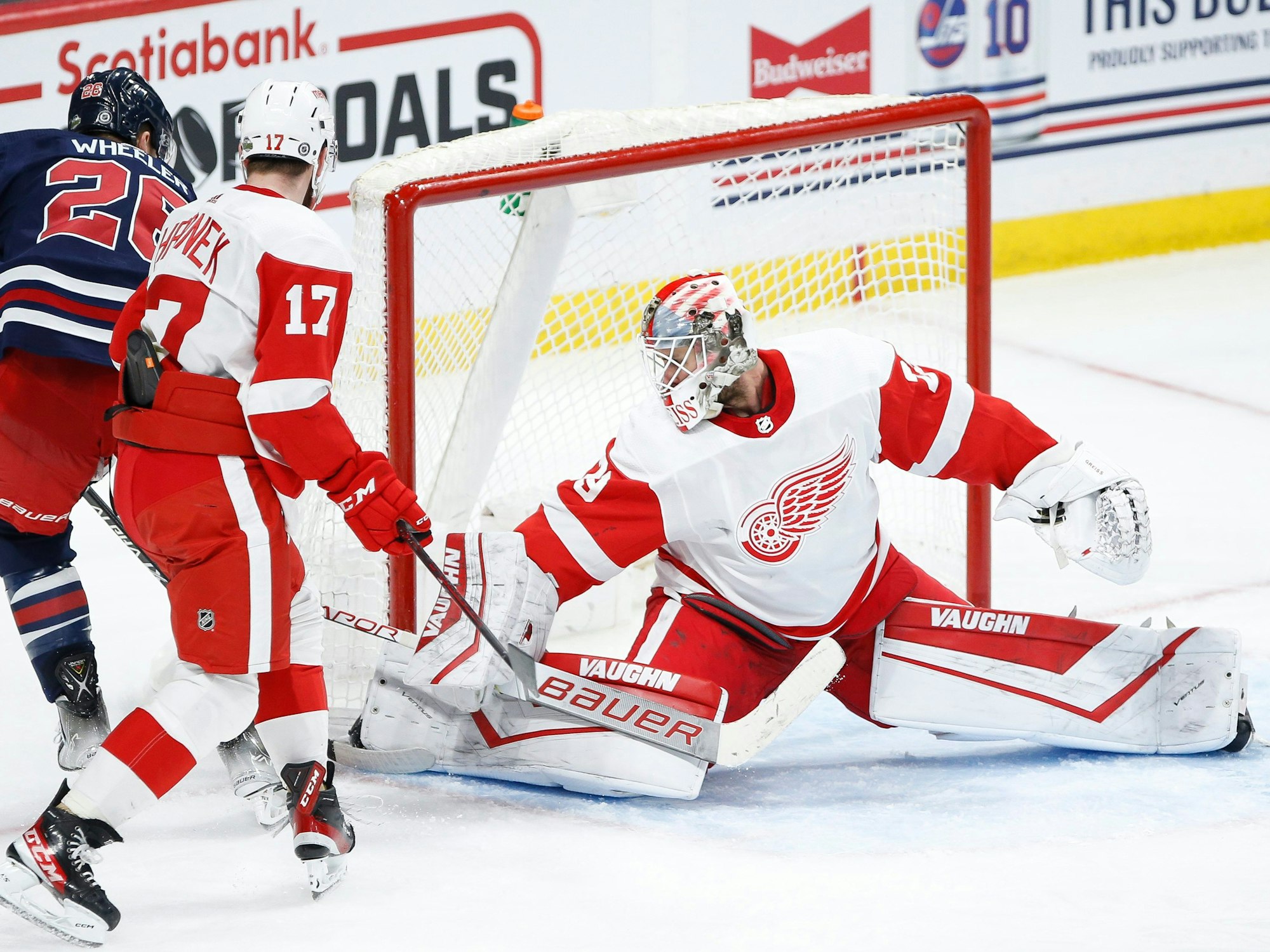 Thomas Greiss hält den Puck, den Jets-Spieler Blake Wheeler aufs Tor bringt.