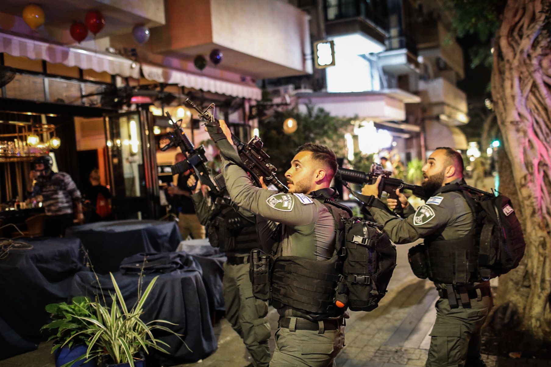 Israelische Sicherheitskräfte stehen nach einem mutmaßlichen Terroranschlag im Zentrum von Tel Aviv.