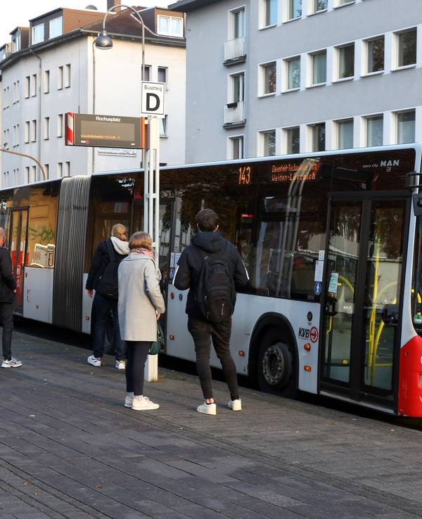 Ein Bus der KVB steht an der Bushaltestelle Rochusplatz.