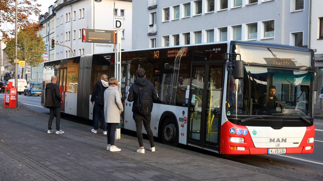 Ein Bus der KVB steht an der Bushaltestelle Rochusplatz.