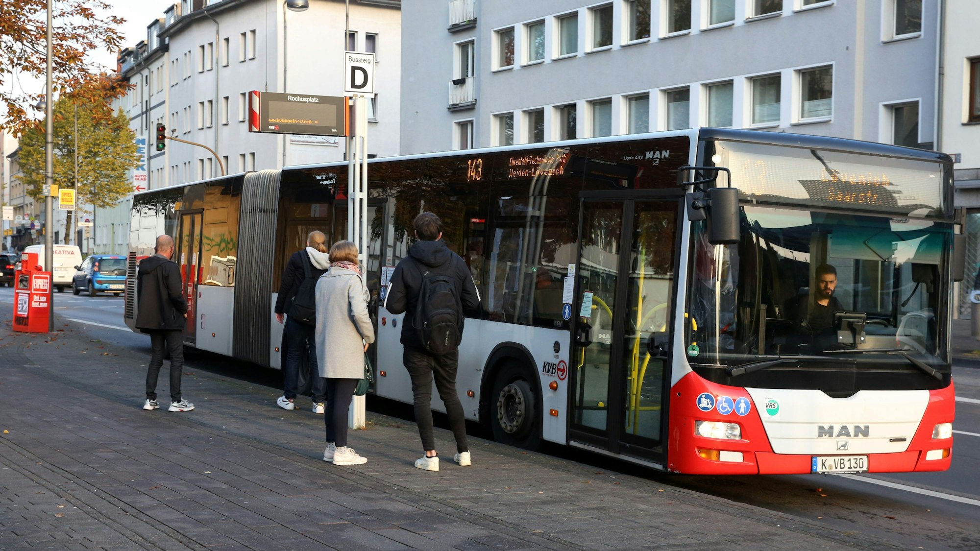 Ein Bus der Kölner Verkehrs-Betriebe wartet an einer Haltestelle.