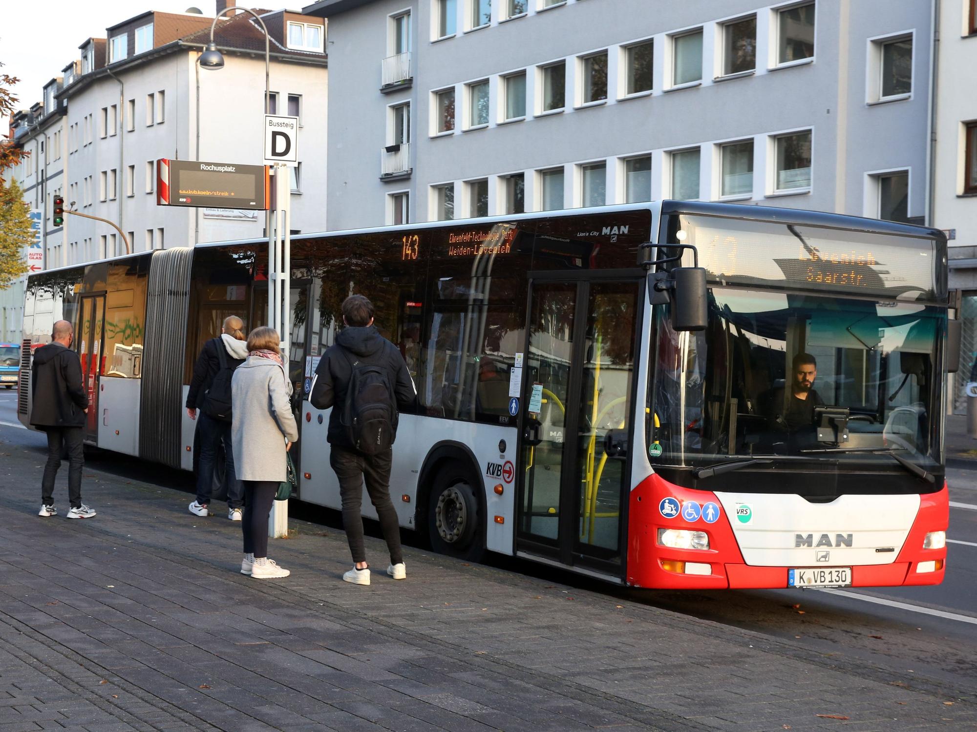 Ein Bus der KVB steht an der Bushaltestelle Rochusplatz.