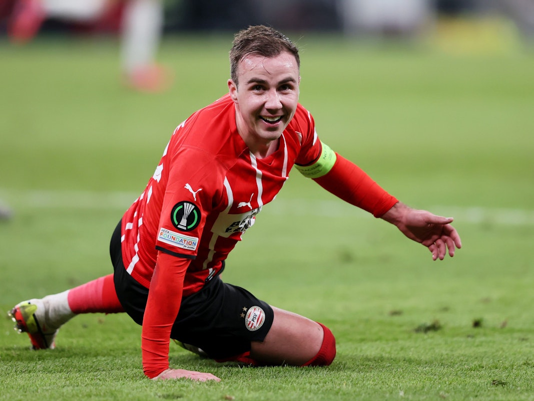 Mario Götze liegt während des Spiels PSV Eindhoven beim FC Kopenhagen auf dem Rasen.