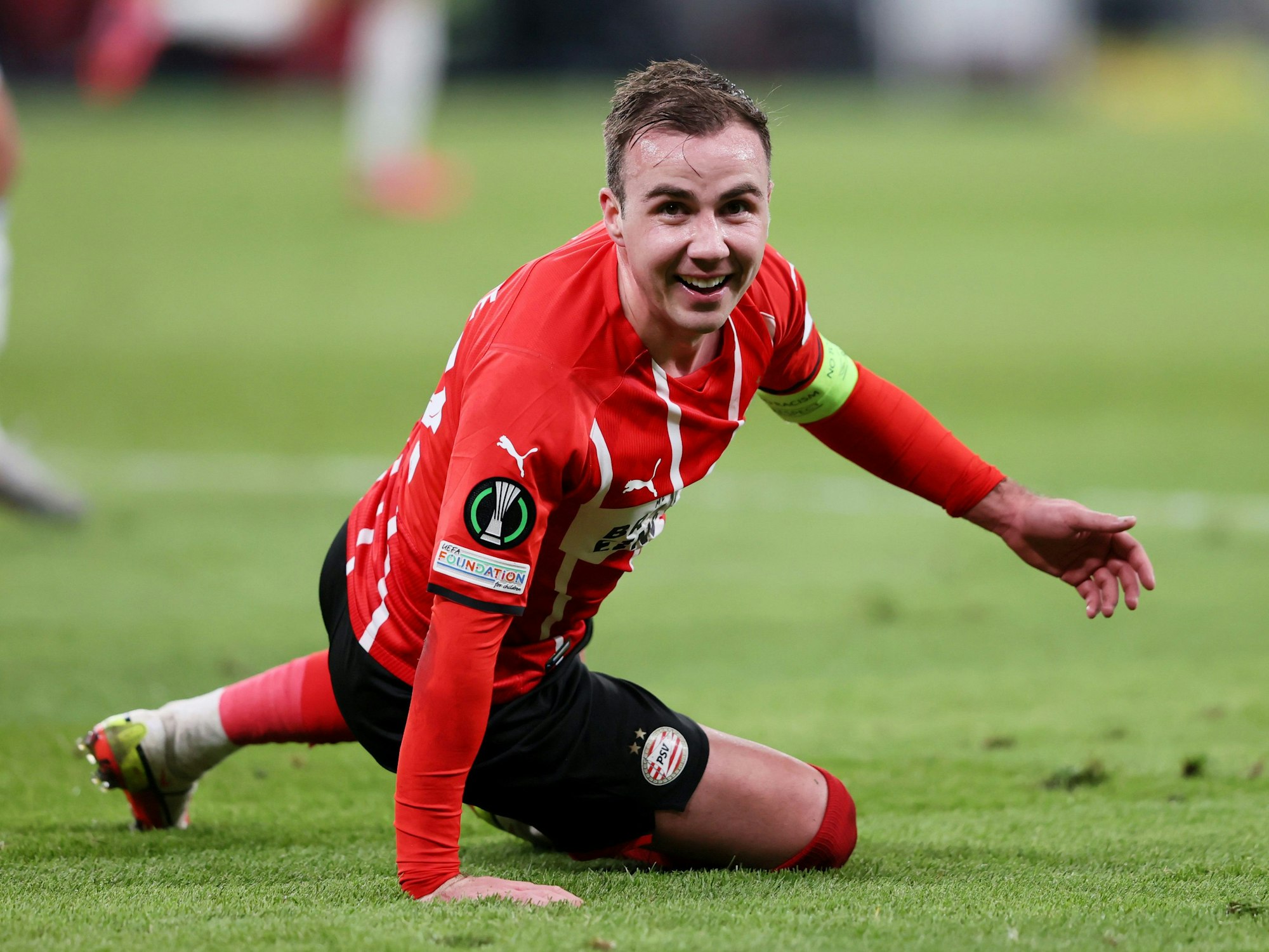 Mario Götze liegt während des Spiels PSV Eindhoven beim FC Kopenhagen auf dem Rasen.