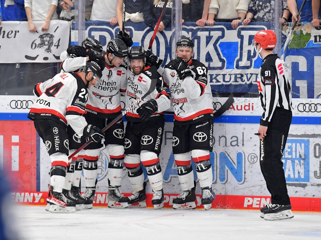 Torjubel bei den Kölner Haien nach dem 2:2 durch Robin van Calster Nr.5