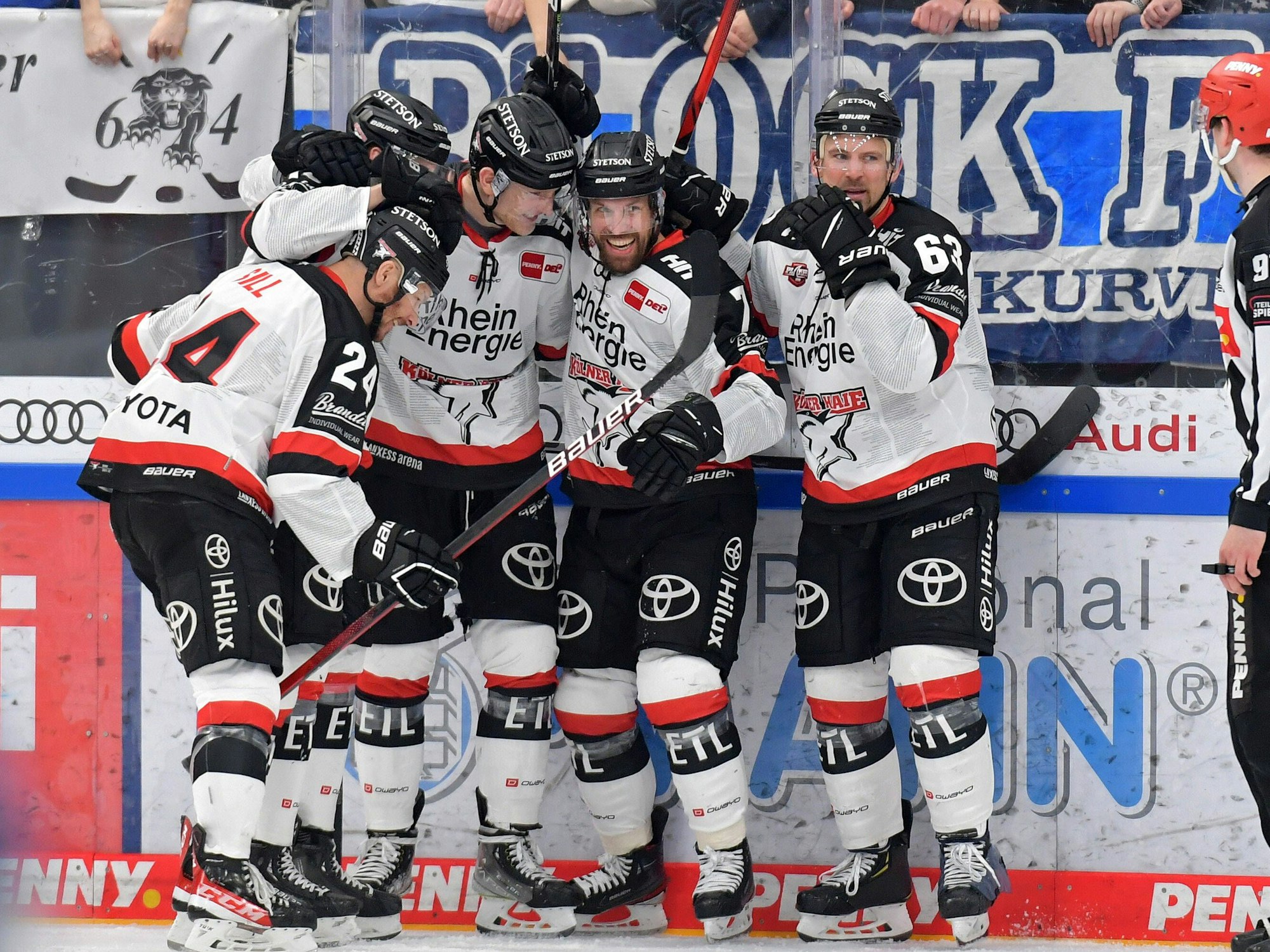 Torjubel bei den Kölner Haien nach dem 2:2 durch Robin van Calster Nr.5