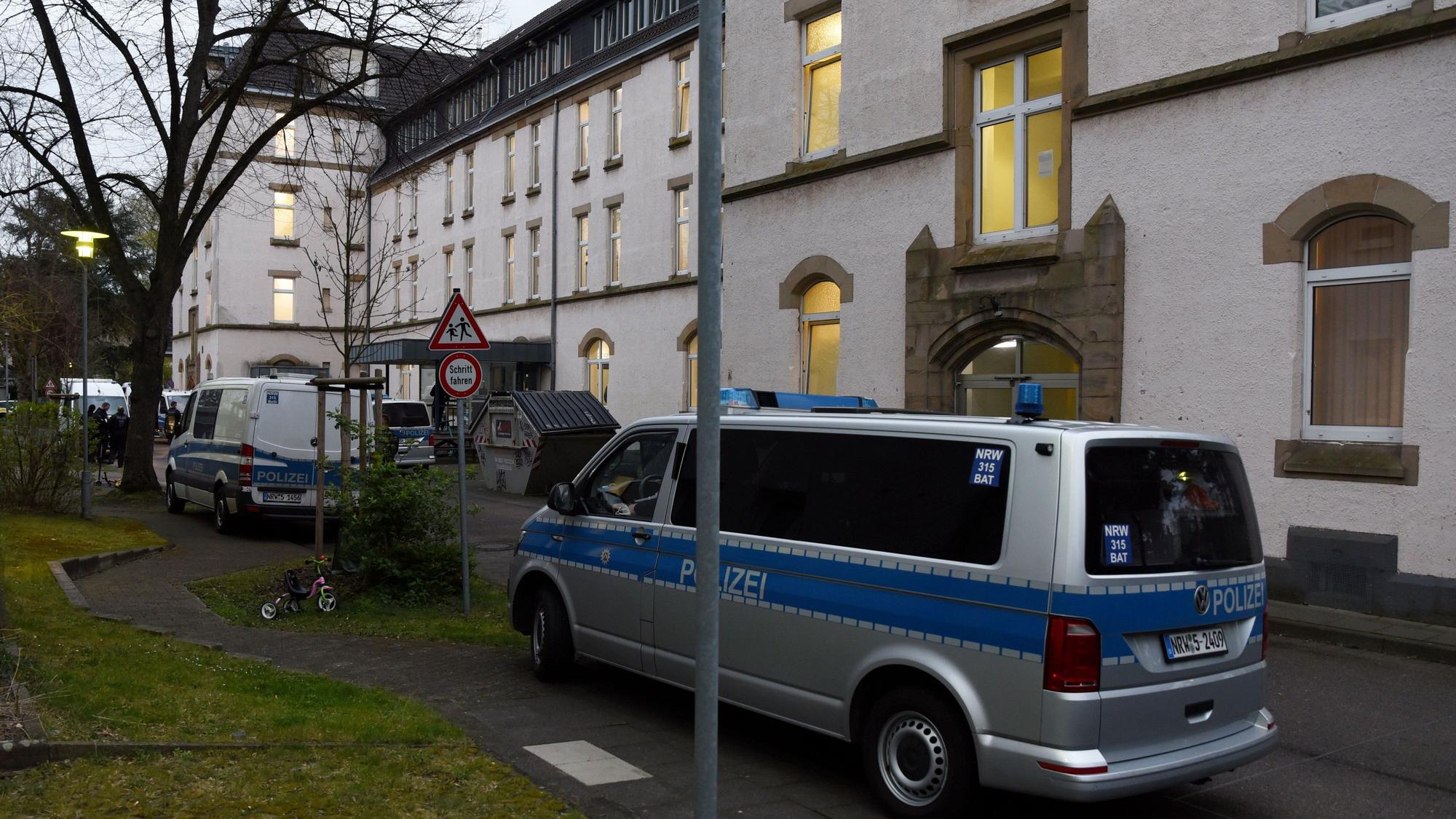 Polizeiwagen stehen vor einer Kölner Flüchtlingsunterkunft.