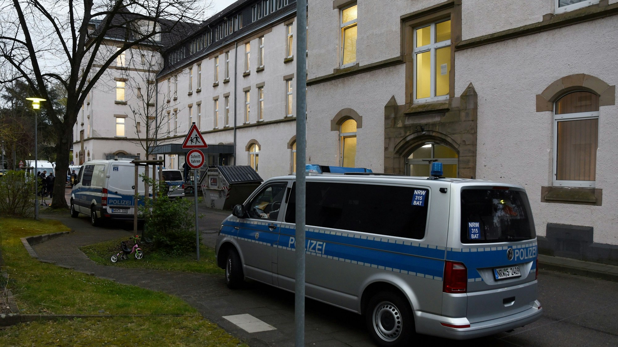 Polizeiwagen stehen vor einer Kölner Flüchtlingsunterkunft.