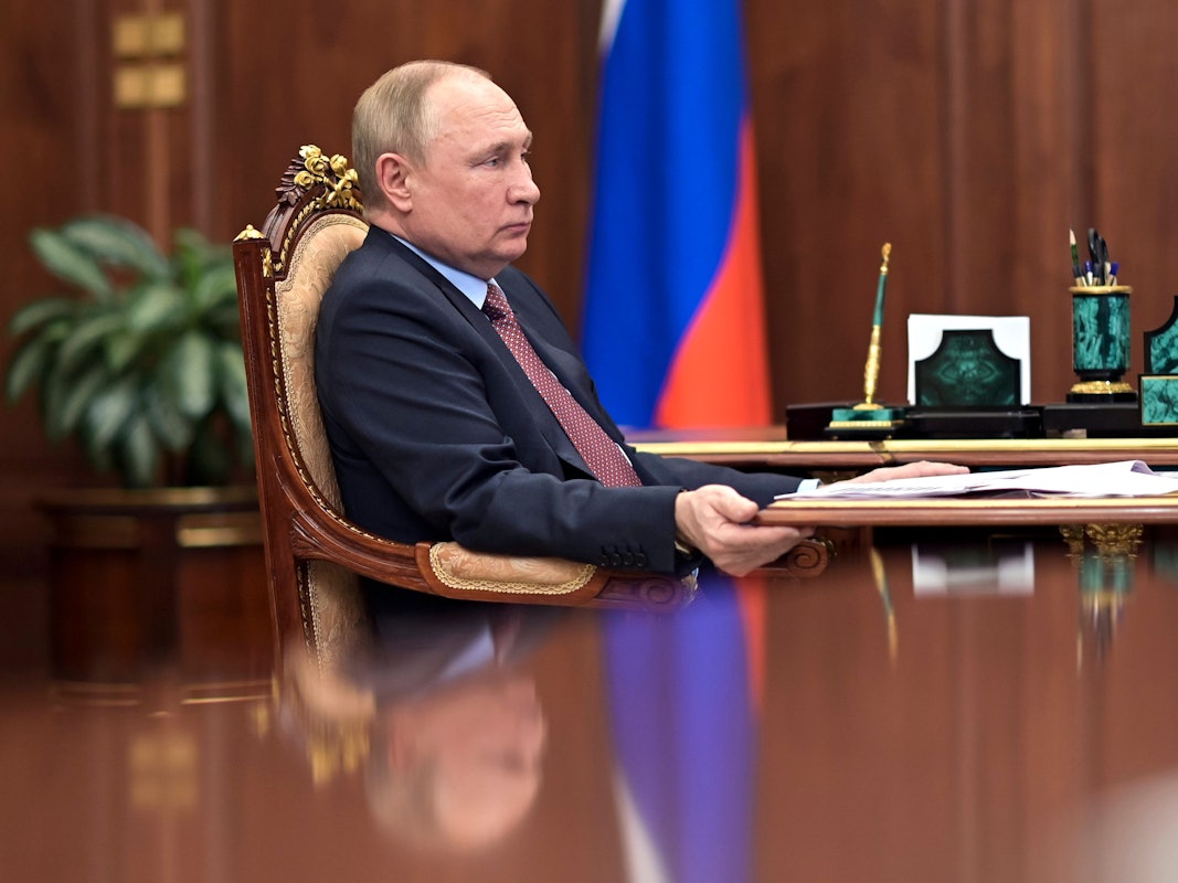 Russlands Präsident Vladimir Putin an seinem Schreibtisch im Kreml.