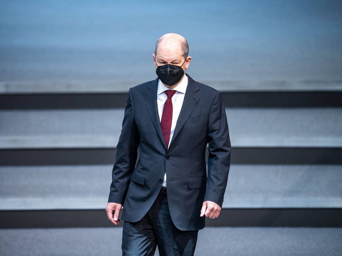 Bundeskanzler Olaf Scholz (SPD) kommt ins Plenum im Bundestag. Das Foto wurde am 7. April 2022 aufgenommen.