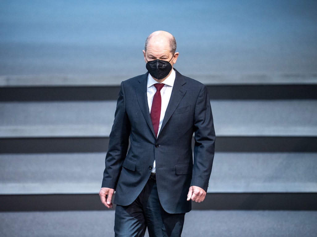 Bundeskanzler Olaf Scholz (SPD) kommt ins Plenum im Bundestag. Das Foto wurde am 7. April 2022 aufgenommen.