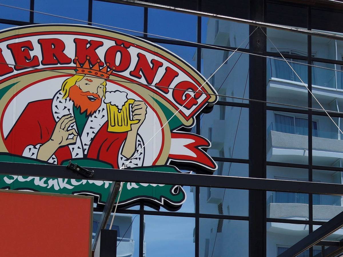 Das „Bierkönig“-Logo prangt auf der Fassade der gleichnamigen Lokalität. Wer an Kultlokalen am Ballermann auf Mallorca vorbeigeht, kann sich wohl kaum vorstellen, dass dahinter auch eine Kriminalgeschichte steckt.