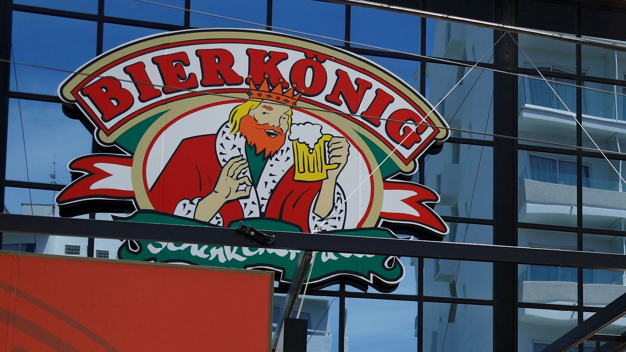 Menschen blicken zu dem Lokal „Bierkönig“ am Ballermann auf Mallorca.