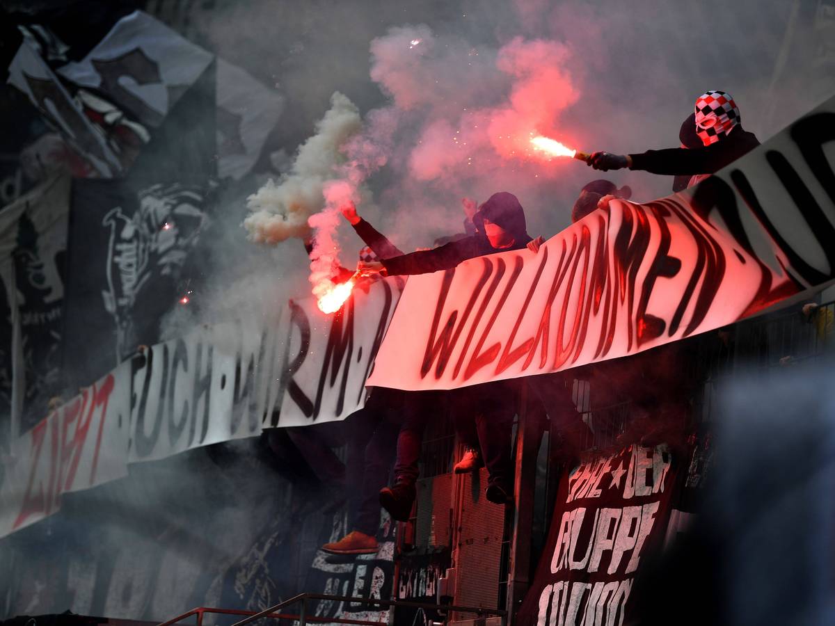 Eintracht Frankfurt Fans mit Bengalos auf den Tribünen