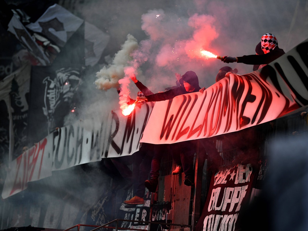Eintracht Frankfurt Fans mit Bengalos auf den Tribünen