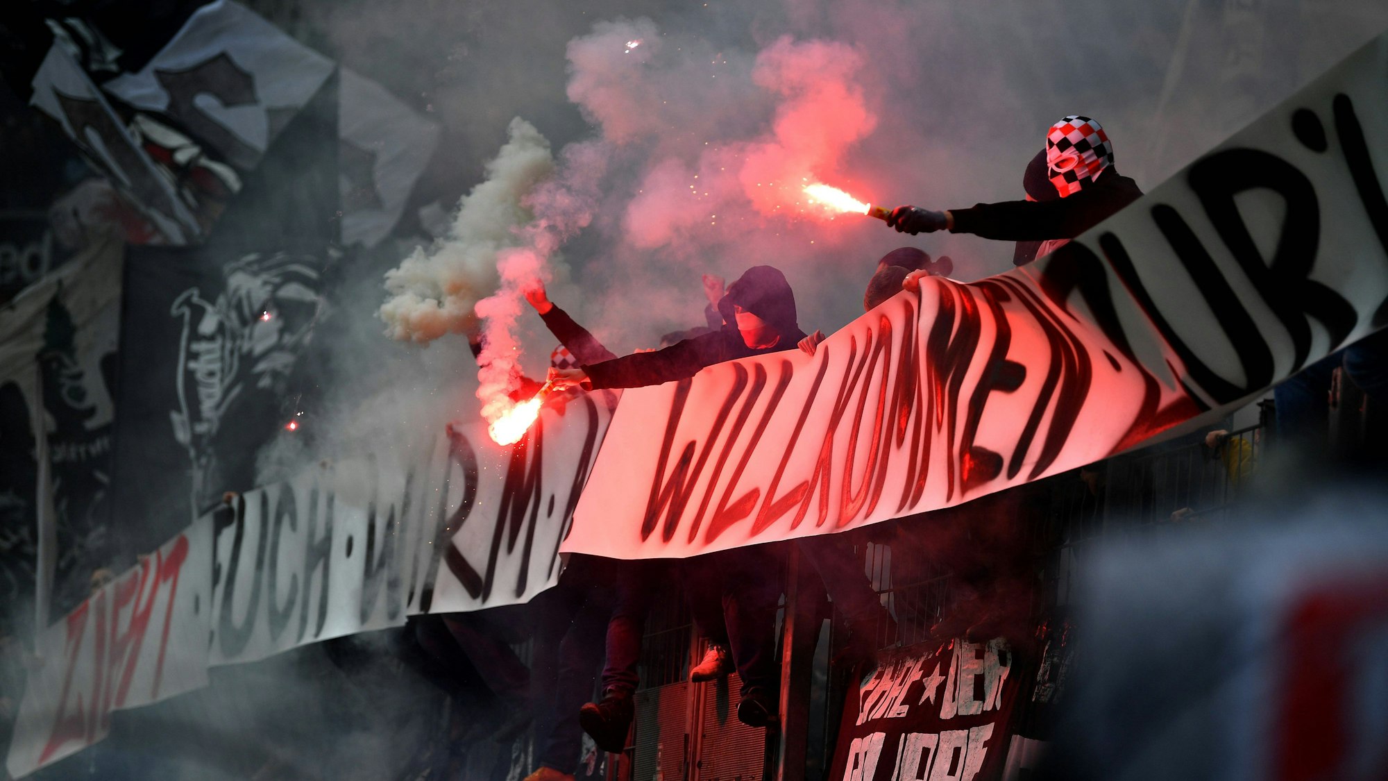 Eintracht Frankfurt Fans mit Bengalos auf den Tribünen