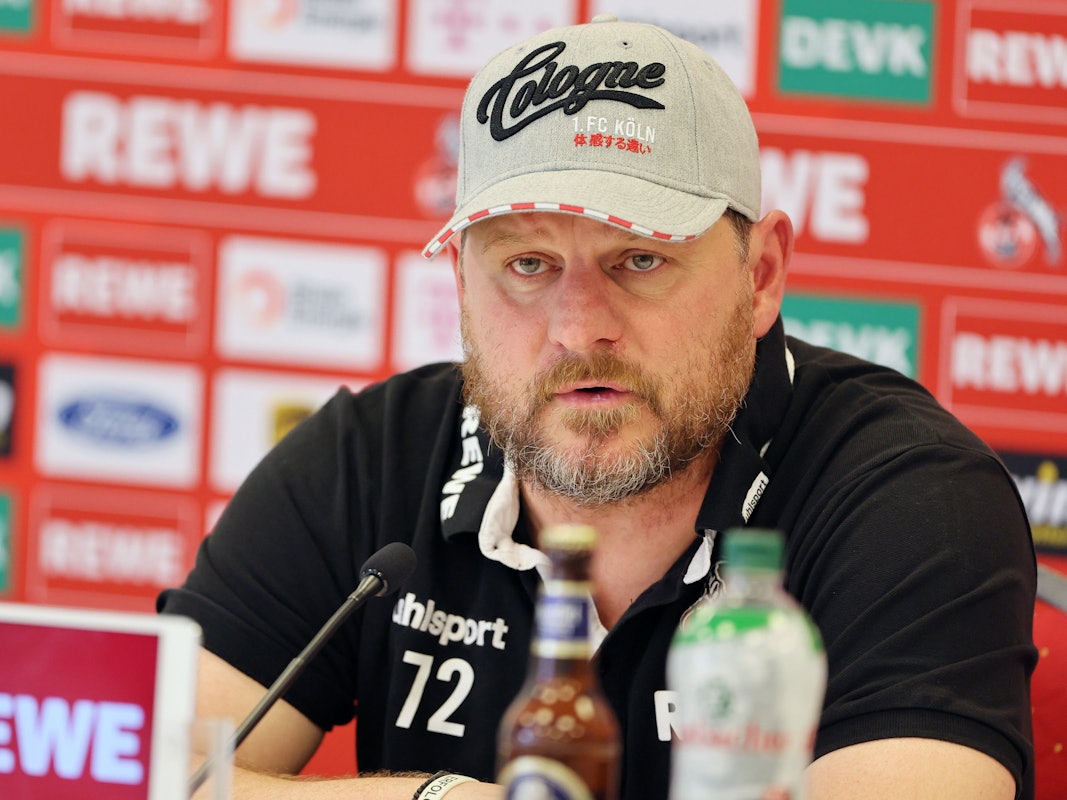 Steffen Baumgart, Trainer des 1. FC Köln, spricht auf der Pressekonferenz vorm Spiel gegen Mainz 05.