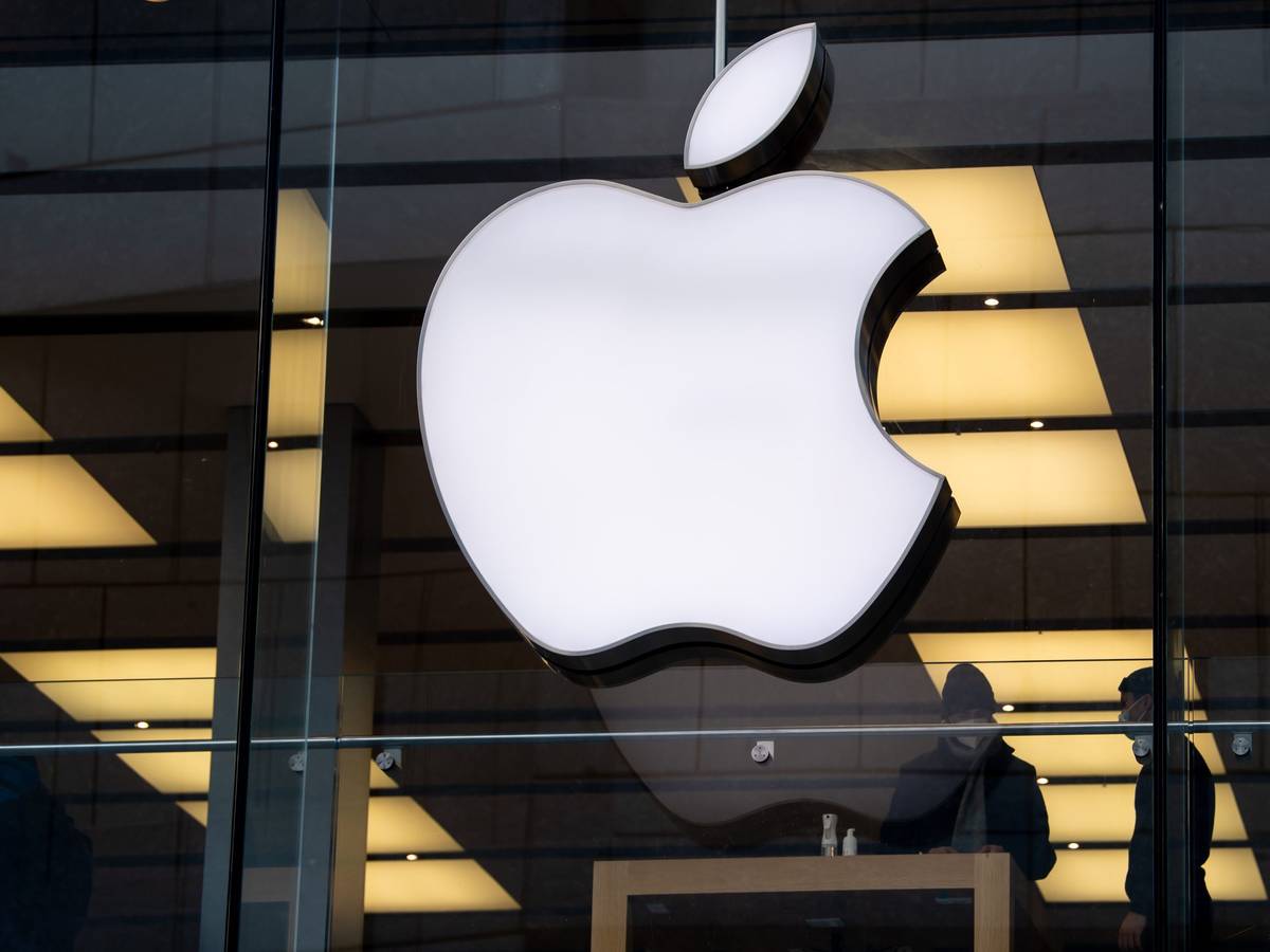 Das Apple-Logo an einem Apple Store in München. Das große Unternehmen schickt Kamera-Rucksäcke nach Köln, um die Umgebung aufzunehmen.